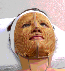 Goldnetzmaske in Anwendung